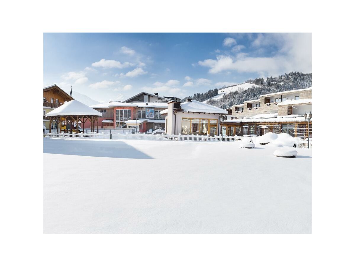 Außenaufnahme Winter Kinderhotel Zell am See