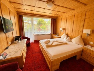 Doppelzimmer Alpenrose Einzelbelegung Teppich rot
