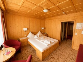Doppelzimmer Alpenrose Einzelbelegung Teppich brau