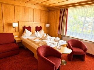 Doppelzimmer Komfort Enzian Teppich rot quer