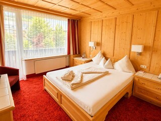 Doppelzimmer Alpenrose Einzelbelegung Teppich rot