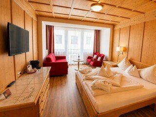 Doppelzimmer SUperior Enzian Holzboden quer 2