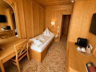 Einzelzimmer Alpenrose Teppich braun