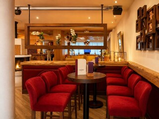 Tische bei Uno Bar richtung lobby