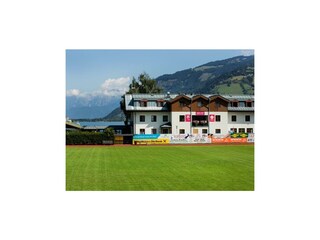 Hausansicht vom Sportplatz