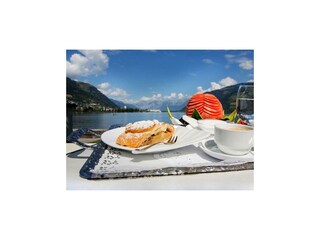 Kuchen und Kaffee mit Seeblick