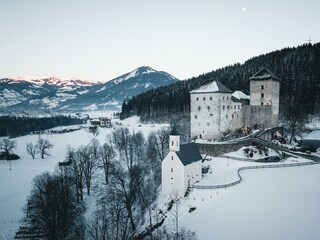romantischer Blick auf die Burg Kaprun
