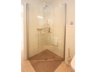 bodentiefe Dusche mit Duschsitz