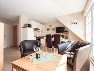 Wohnbereich mit Blick zur integrierten Küche