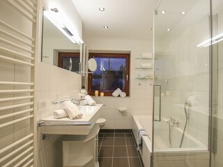 Badezimmer mit Wanne