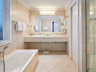 Wellness Deluxe Doppelzimmer Badezimmer