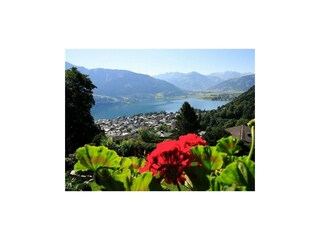 Wunderschöne Aussicht auf See und Berge