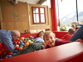 4116-ballpool-kind-lacht-amiamo-2018-03-14-ORG