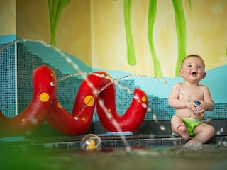 4475-baby-babypool-lacht-nahe-amiamo-kinderhotel-2
