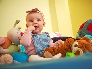 4453-baby-sitzt-spielt-tiere-amiamo-kinderhotel-20