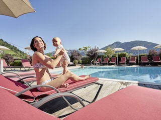 5079-aussenpool-liege-mutter-haelt-baby-amiamo-201