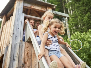 1046-spielplatz-familie-kinder-rutschen-amiamo-201