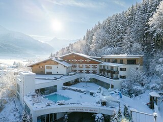 19025-amiamo-winter-aussen-drohne-pool