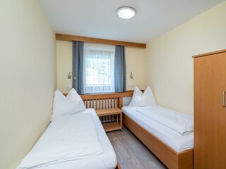 Schlafzimmer_mit_zwei_Einzelbetten-3