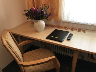 Einbettzimmer Schreibtisch