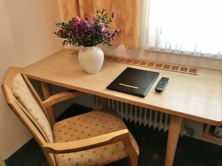Einbettzimmer Schreibtisch