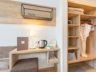 Schrank und Tisch mit Teestation DZ BL, DZ LW, DZ