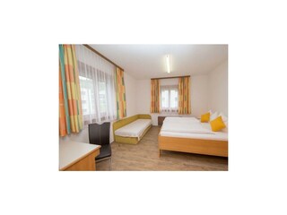 Schlafzimmer mit Zusatzbett