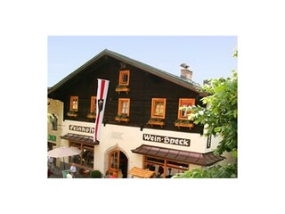 Hausansicht von vorne im Sommer