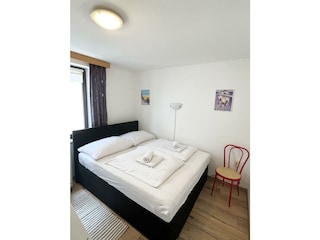 Apartment Zachary Bedroom 1- Queen Bed