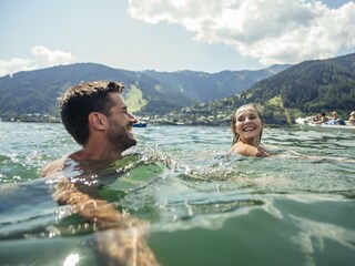 badespass-im-glasklaren-zeller-see---swimming-fun-