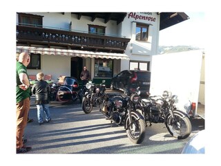 alte Motorräder in der Alpenrsoe1