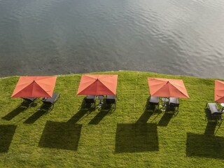 Hotelgarten mit Badestrand