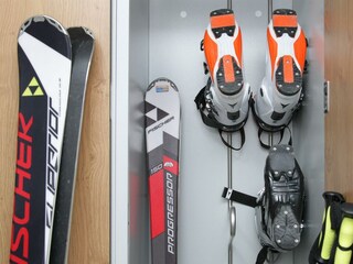 Skiraum mit absperrbare Skischränke