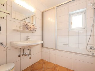 bad-mit-badewanne-chalet-georg