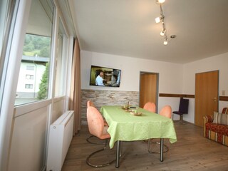 Wohnraum mit Esstisch, Küchenzeile, Doppelbett, Sofa