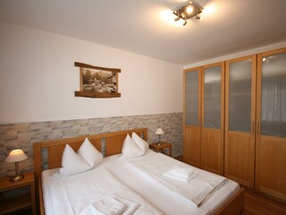 Schlafzimmer mit Doppelbett