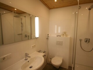 Bad mit Dusche, WC, Waschmaschine