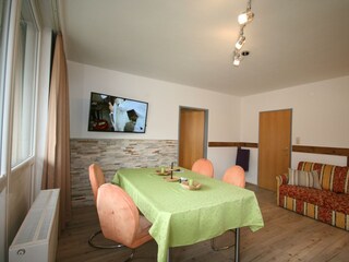 Wohnraum mit Esstisch, Küchenzeile, Doppelbett