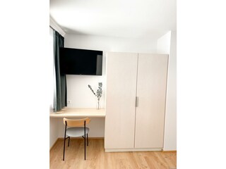 RAY-Apartment-Pam-Schlafzimmer-Schreibecke