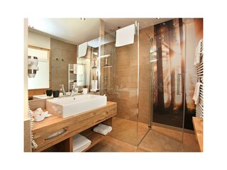 Badezimmer mit Dusche