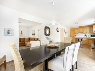 Dining to kitchen