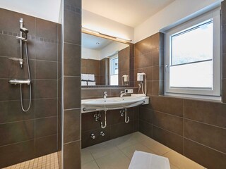 Burgblick Dusche mit Doppelwaschbecken