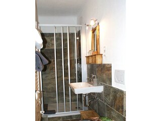 Badezimmer mit Dusche & WC