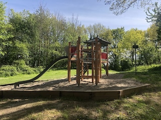 Hauseigener Kinderspielplatz im Park