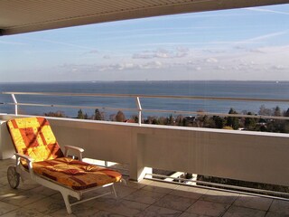 Gut ausgestattete Penthouse-Terrasse mit Meerblick