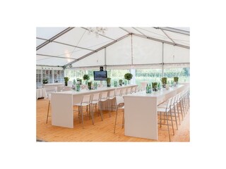 elegantes Zelt für Events im Schlossgarten
