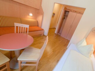 bett-einzelzimmerjufa-hotel-kaprun-kleiderschrank-