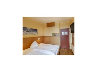 doppelzimmer-dz-fernseher-jufa-hotel-kaprun-720x48