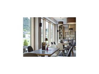 sthle-sitzmglichkeiten-caf-bar-jufa-hotel-kaprun-7