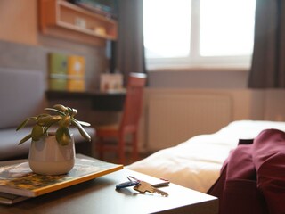 tisch-schluessel-familienzimmer-ff4-jufa-hotel-kap